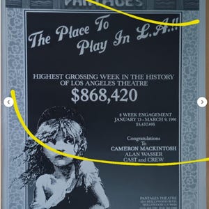 Puede incluir: Cartel vintage de la obra musical "Les Misérables" en el Teatro Pantages de Los Ángeles. El diseño en blanco y negro presenta el título del espectáculo, un retrato infantil y detalles financieros del éxito de la producción.
