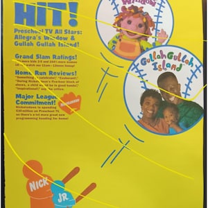 Może przedstawiać: Żółty plakat z programami przedszkolnymi Nickelodeon z napisem "WE'RE A HIT!" oraz obrazami z "Allegra's Window" i "Gullah Gullah Island". Plakat zawiera również tekst "NICK JR."