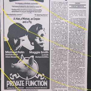 Könnte beinhalten: Vintage Filmwerbung für "Private Function" mit Michael Palin und Maggie Smith. Das Schwarz-Weiß-Bild zeigt den Filmtitel, die Namen der Darsteller und eine Zeichnung eines Schweins. Der Text enthält Kritiken und Auszeichnungen.