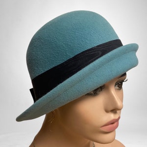 Cloche hat Miss Fisher