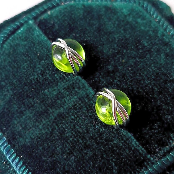 Pendientes de peridoto en plata de ley bañados en oro de 14 quilates. Pendientes de peridoto envueltos en alambre. Joyas con piedra de nacimiento de agosto hechas a mano.