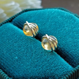 Pendientes de citrino de plata de ley con baño de oro de 14k. Pendientes de citrino envueltos en alambre. Joyería de piedra natal de noviembre. Regalo para ella.