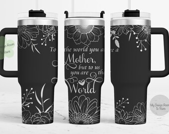 Puede incluir: Un vaso de acero inoxidable negro con un diseño floral blanco y el texto "To the world you are a Mother, but to us you are the World".