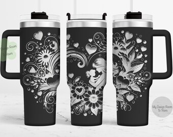 Puede incluir: Un vaso de acero inoxidable negro con un diseño floral plateado y una silueta de madre e hijo. El vaso tiene una tapa y un asa.