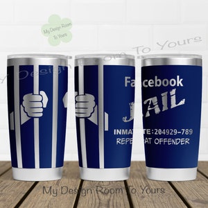 Puede incluir: Un vaso de acero inoxidable con un diseño azul y plateado. El vaso presenta un diseño de celda de prisión con una mano sujetando los barrotes. El texto "Facebook Jail" está impreso en el vaso, junto con el texto "Inmate #204929-789 Repeat Offender".