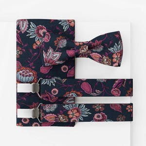 MAY-TIE メンズ蝶ネクタイセット | モダンなヴィーガンウェディング蝶ネクタイ | コットン蝶ネクタイ ブルーパープルワイルドフラワー | ポケットチーフとサスペンダーはオプション