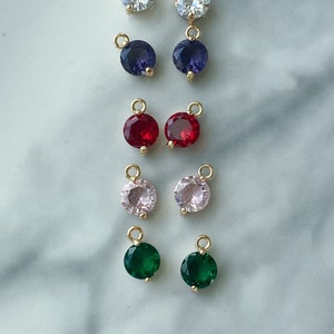 Puede incluir: Surtido de 10 colgantes de amuleto de tono dorado con piedras preciosas redondas y facetadas. Las piedras preciosas son transparentes, moradas, rojas, rosas y verdes.
