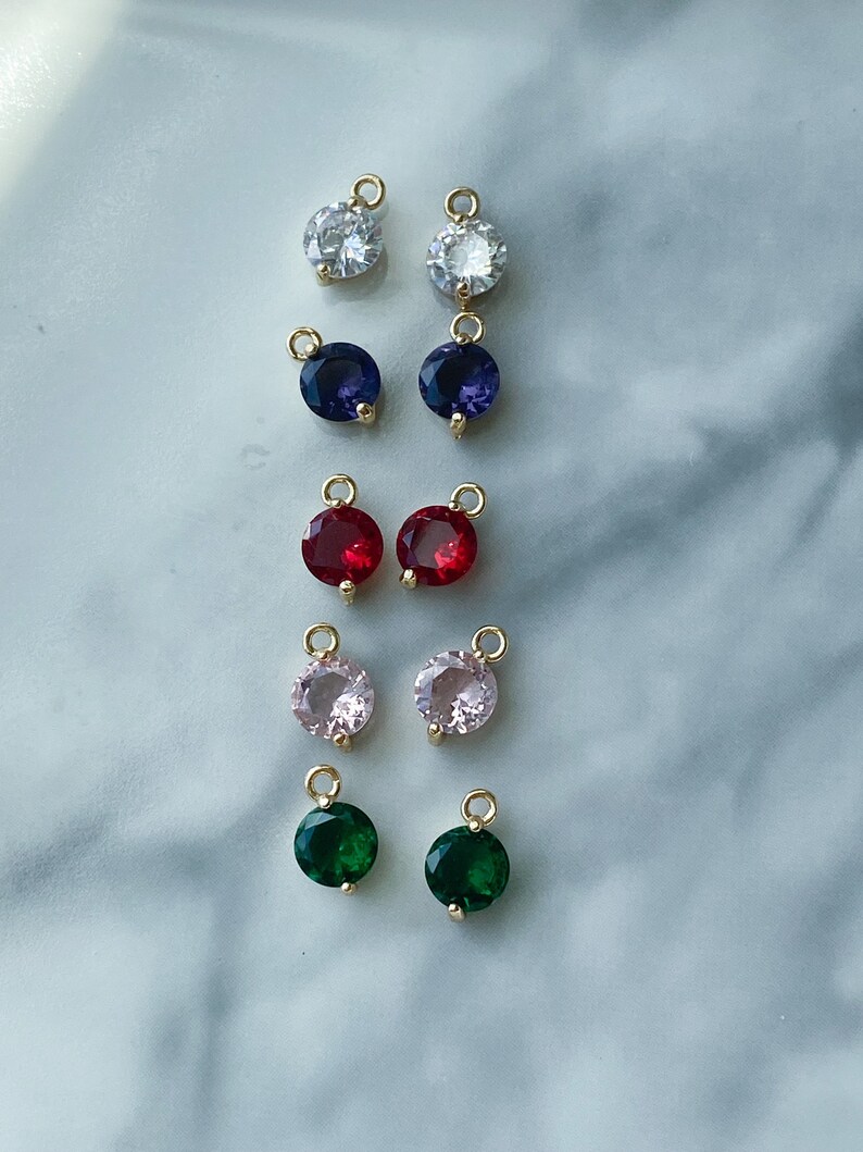 Puede incluir: Surtido de 10 colgantes de amuleto de tono dorado con piedras preciosas redondas y coloridas. Los amuletos presentan piedras preciosas transparentes, azules, rojas, rosas y verdes.