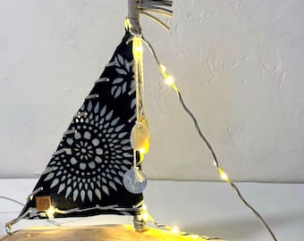 Velero de madera flotante con velas y luces azul marino y blancas: decoración costera bohemia