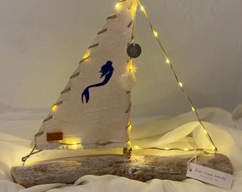 Velero de madera flotante con vela de sirena y luces: Decoración costera