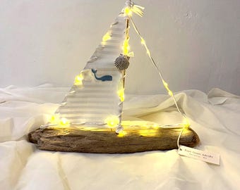 Velero de madera a la deriva con vela de ballena y luces: Decoración costera