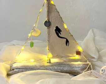 Velero de madera flotante con vela de sirena y luces: Decoración costera