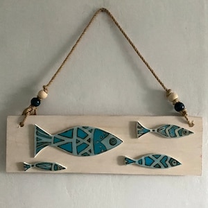 Blauer Fischschwarm Küstenwandkunst auf weiß gekalktem Holz