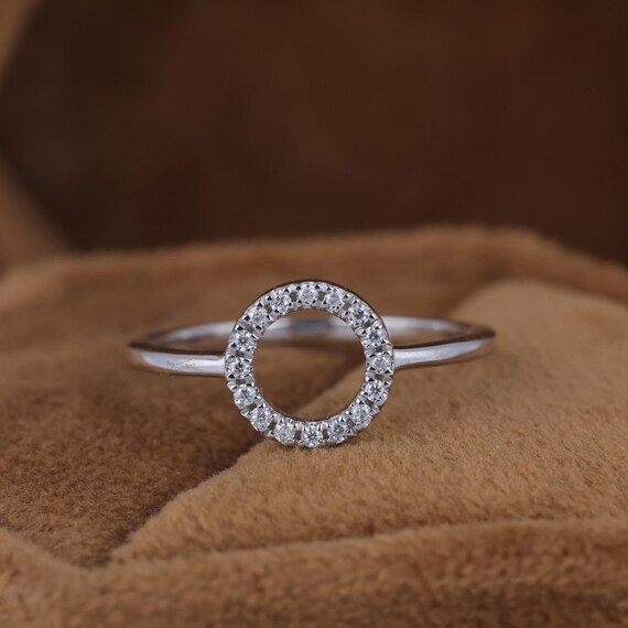 最も人気のある婚約指輪、ラウンドブリリアントカットリング、モ