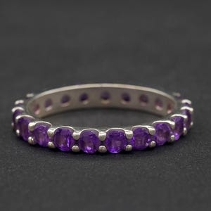 Anillo de eternidad completo de amatista / Anillo de plata esterlina con piedra natal de febrero / Delicada alianza apilable con piedra preciosa morada