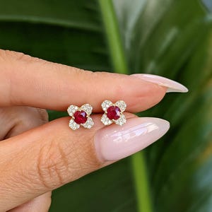Örhängen i 14K guld med rubin och diamanter – July Birthstone Floral Halo Jewelry