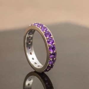 Anillo de eternidad completo de amatista / Anillo de plata esterlina con piedra natal de febrero / Delicada alianza apilable con piedra preciosa morada