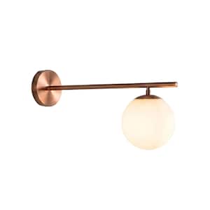 Op de afbeelding: Een moderne wandlamp met een koperen afwerking. De armatuur heeft een ronde wandbevestiging, een rechte arm en een bolvormige, matglazen kap. Het ontwerp is minimalistisch en geschikt voor diverse interieurstijlen.