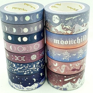 Puede incluir: Un conjunto de diez cintas washi con un tema celestial. Las cintas son en tonos de azul, morado y rosa con acentos plateados. Los diseños incluyen lunas, estrellas, montañas y otras imágenes celestiales. Las cintas están etiquetadas como "papergecko" y "moonchild".