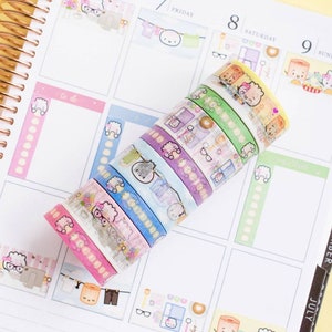 Peut inclure: Une pile de rubans washi colorés avec des motifs de mouton mignons. Les rubans ont des motifs différents, notamment des moutons portant des lunettes, des moutons tenant des fleurs et des moutons avec des cœurs. Les rubans sont parfaits pour ajouter une touche de fantaisie aux planificateurs, aux journaux et aux autres projets d'artisanat.