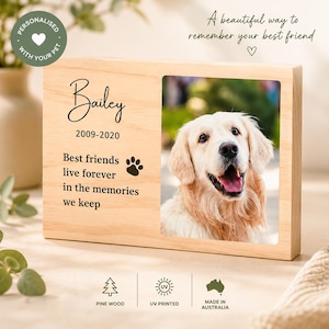 Puede incluir: Marco de fotos conmemorativo de madera para mascotas con una foto de un golden retriever. El marco está personalizado con el nombre "Bailey" y las fechas 2009-2020. El texto dice "Los mejores amigos viven para siempre en los recuerdos que guardamos."