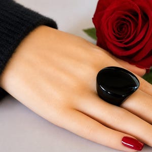 MARION GODART Parijs stokbrood ronde noir dikke ronde glanzende zwarte kunst glas hars Amerikaanse ringmaat 7, 7 1/2 en 7 3/4 Franse designer sieraden