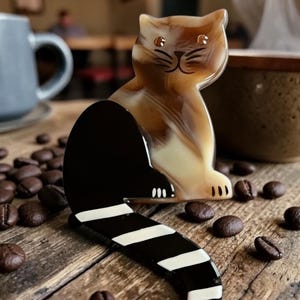 Marie-Christine PAVONE Broche Chat Queue Rayé Noir Et Caramel Brun Marmorizzato fatto a mano Galalite nera Spilla a strisce bianche con coda di gatto di design