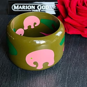 MARION GODART Paris Armband Jonc Vert Résine Bred Grön Elefant Djungelscen Inlägg Glänsande Harts Armband Franska Designersmycken