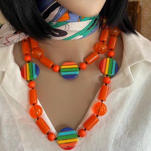 MARION GODART Paris Collier Disques Arc-en-Ciel Długie wiązane pomarańczowe koraliki i przezroczyste żywiczne tęczowe dyski Naszyjnik Francuska biżuteria designerska