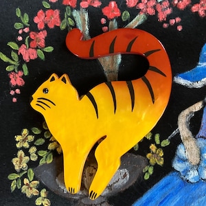 Marie-Christine PAVONE Brosche Chat Violoncelle Jaune Marmoriert Gelb Galalith Tabby Katze Brosche Französischer Designer Schmuck