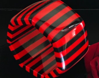 MARION GODART Paris Bracelet Rayé Rouge et Noir Résine Red and Black Elastic Bracelet French Design Costume Jewelry