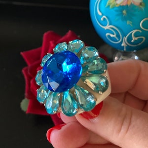 MARION GODART Feito à mão por ela mesma em Paris Bague Fleur Bleu Strass Declaração Flor Azul Strass Anel Tamanho 9 Joias de Designer Francês