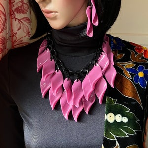 MARION GODART Paris Collier Feuilles Frisé Résine Rose Poussiéreux Dusty Pink Dangling Curled Leaf Link Chain Necklace French Designer