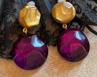 DOMINIQUE DENAIVE París Alta Costura Francesa Pendientes colgantes de clip redondos gruesos de resina dorada y morada brillante Joyería de diseñador francés
