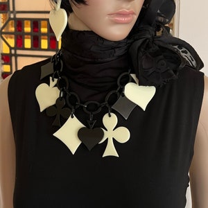 MARION GODART Paris Collier Jeu de Cartes Ivoire et Noire Résine Elfenbein und Schwarz Cardgame Anzüge Halskette Französischer Designer Schmuck