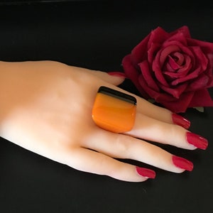 MARION GODART Paris Bague Carré Laranja e Noir Anel quadrado robusto de resina dura laranja e preta tamanho 9 e 9 1/2 Joia de grife francesa dos EUA