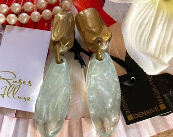 DOMINIQUE DENAIVE Paris Boucles d'oreilles clips pendantes haute couture en cristal de roche vert iceberg en résine et or Bijoux fantaisie de créateur français