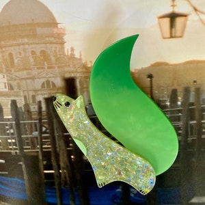 Marie-Christine PAVONE Broche Cassegrain Vert Brillant Handmade Sparkly and Marbled Green Galalith Squirrel Brooch French Designer Jewelry