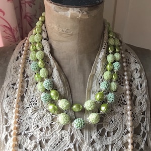 Giappone firmato Doppio Filo Sfumature di Verde Graduate Beaded Collana Con Orecchini a Clip a Grappolo Abbinati, Vintage 1950s