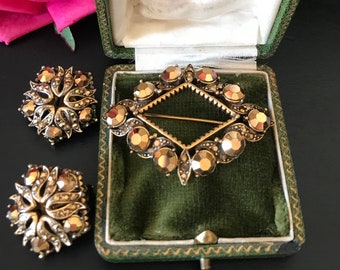 WEISS Firmado Broche artístico Pendiente Demi Set Oro Arum Rhinestones Oro Metal Vintage 1950s