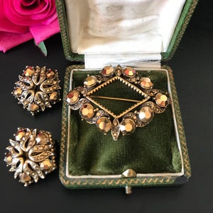WEISS Signed Artistic Brooch Earring Demi Set Gold Arum Rhinestones Gold Metal Vintage 1950s