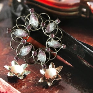 Art Deco Krans Broche Pale Purple Lavendar Givre Steentjes ZilverMetaal 2 1/4&quot; Vintage jaren 1940