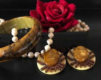 Marbled BAKELITE Bangle and Artisan French GALALITH Clip-on Spider Earrings Vintage Jewelry Set 1940s