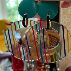 MARION GODART Paris Boucles D'Oreilles Grande Cerceaux Arc en Ciel Styl lat 70. Przezroczyste i tęczowe kolczyki koła na klipsie Biżuteria francuska