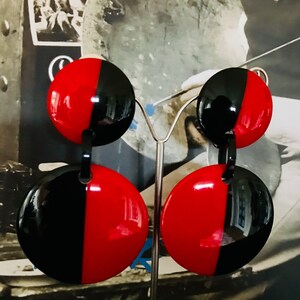 MARION GODART Paris Boucles D&#39;Oreilles Disque Duo Noir Et Rouge, Black and Red Resin Disc Clip-on Earrings French Costume Jewelry
