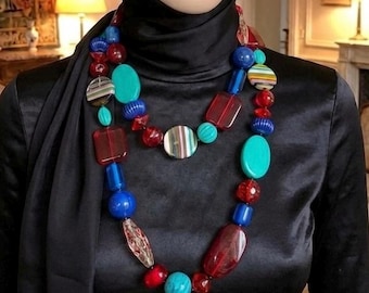 MARION GODART Paris Collier Exubérant Långt Knutet Ensträngat Blått och Flerfärgat Hartspärlhalsband Franska Designersmycken