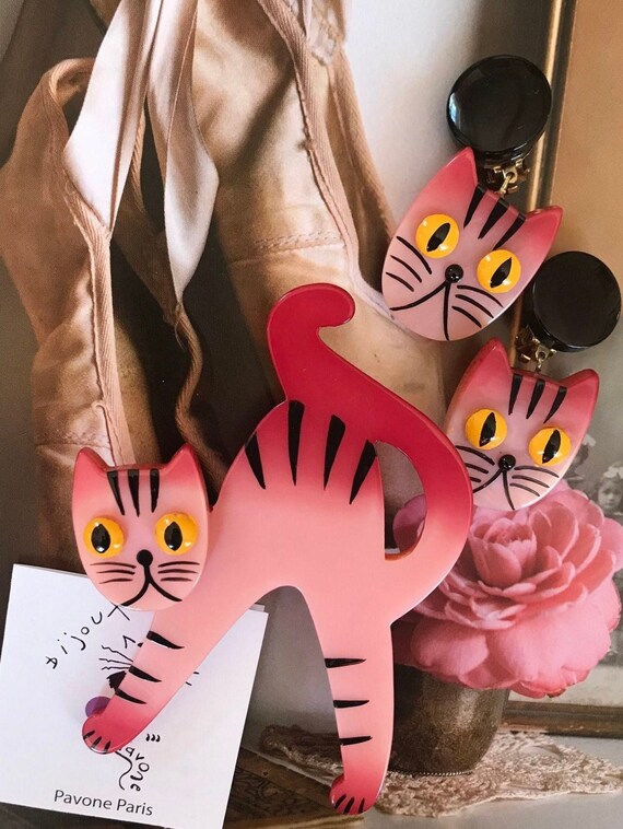 Marie-Christine PAVONE Ensemble Chat Joyeux Rose Clair Handmade Pink Galalith Happy Cat Brooch and Earring Set French Design Costume Jewelry