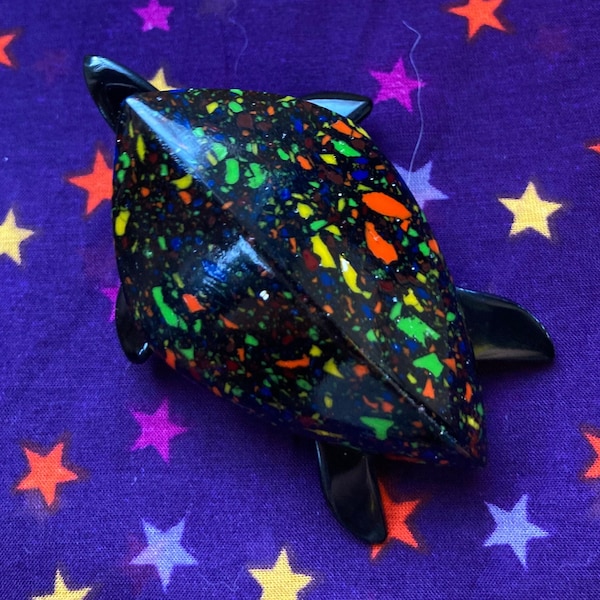 MARION GODART Paris Broche Tortue Abstraite Résine Tachetée Black Multicolor Speckled Turtle Brooch French Designer Costume Jewelry