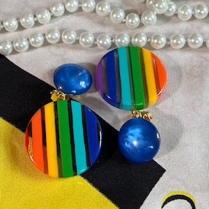 MARION GODART Paris Boucles D'Oreilles Disque Arc en Ciel Przezroczyste tęczowe paski z żywicy w kształcie krążka Klipsy na kolczyki Francuski projektant biżuterii kostiumowej