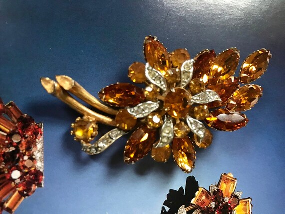 Broche Ancienne Métal Plaqué Or Et Strass Multicolores - Très Bon état Vintage